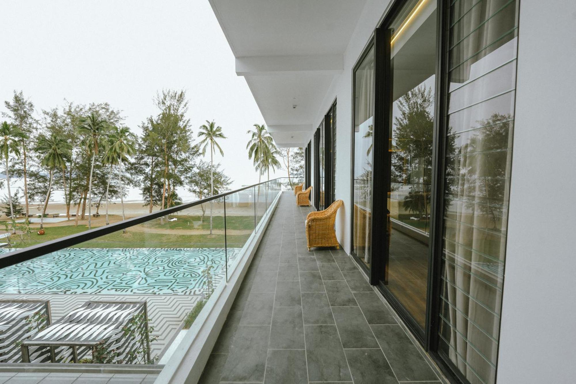 Roxy Beach Resort Sematan Esterno foto