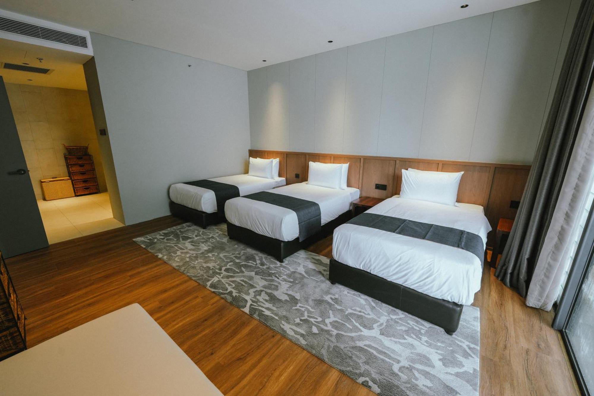 Roxy Beach Resort Sematan Esterno foto