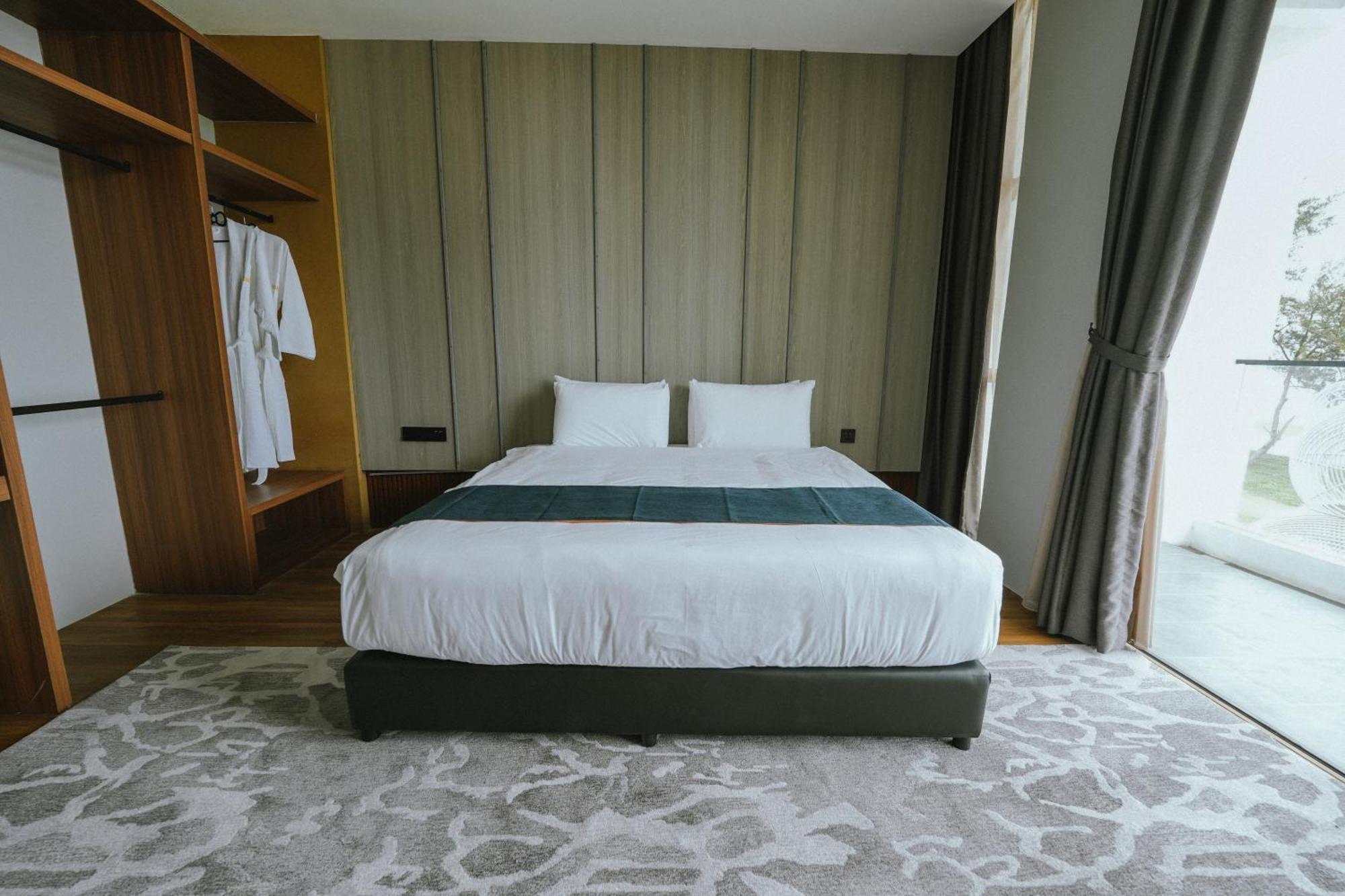 Roxy Beach Resort Sematan Esterno foto