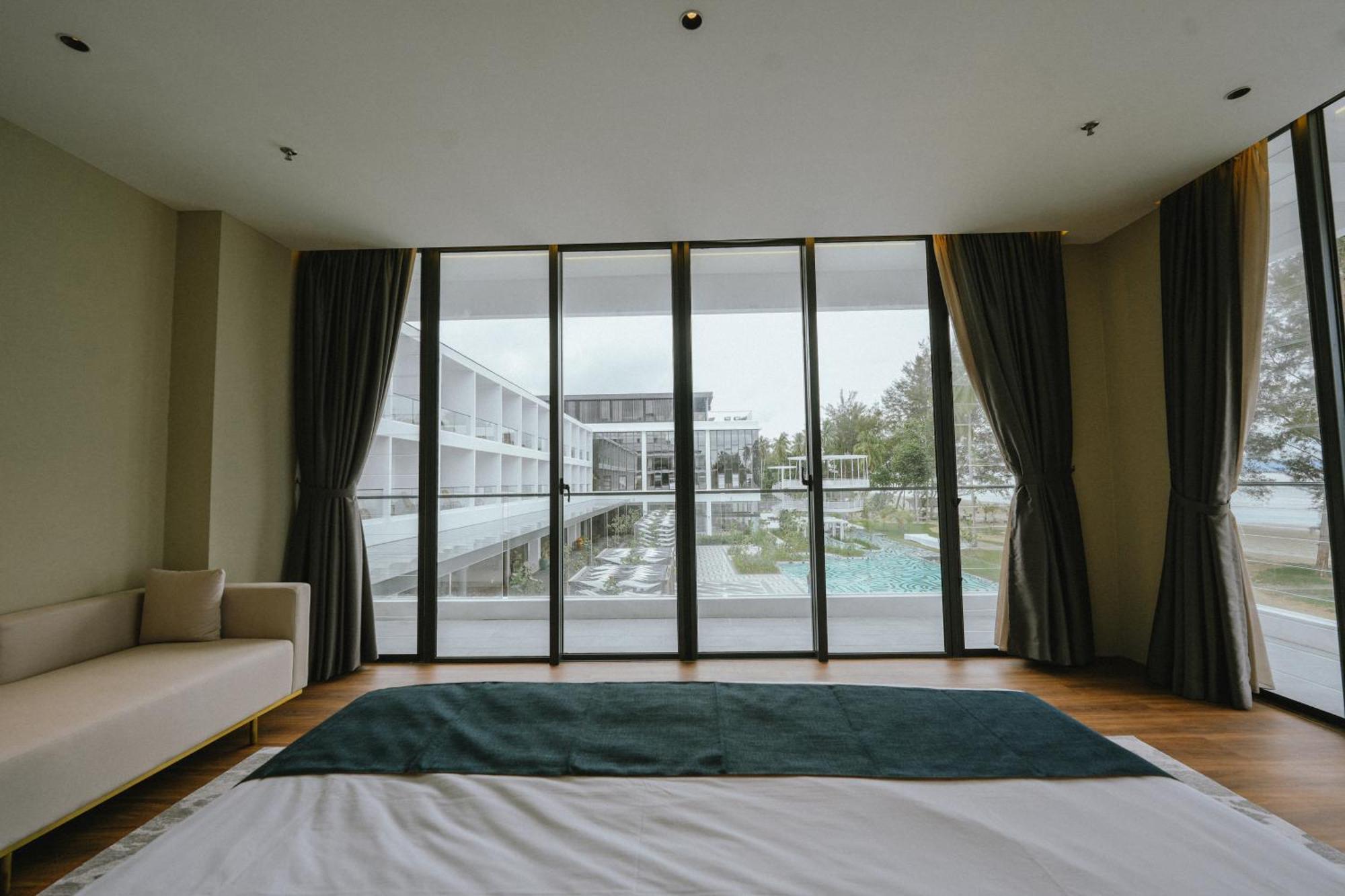 Roxy Beach Resort Sematan Esterno foto