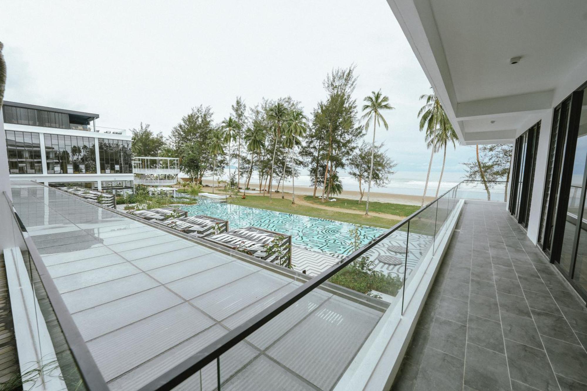 Roxy Beach Resort Sematan Esterno foto
