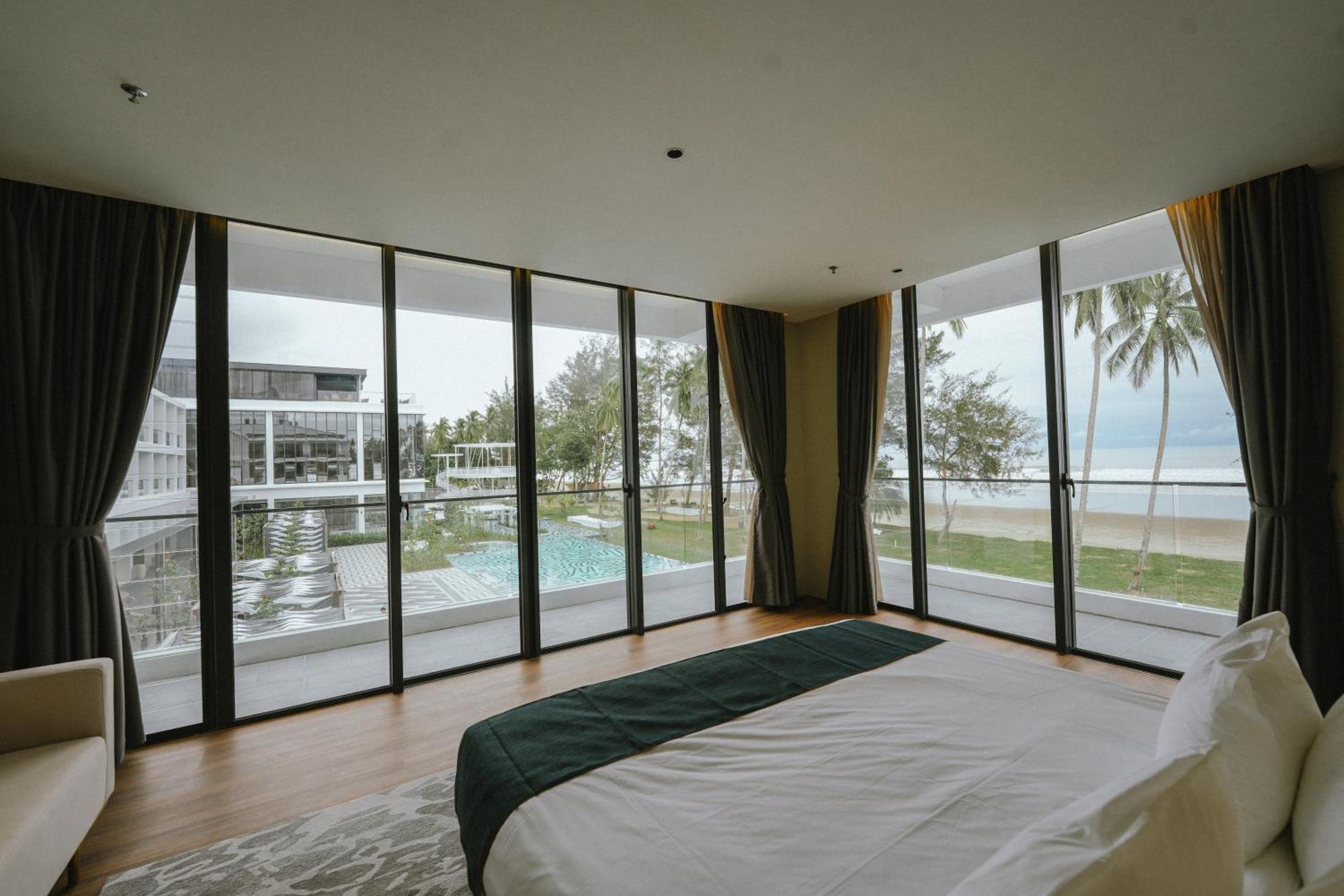 Roxy Beach Resort Sematan Esterno foto
