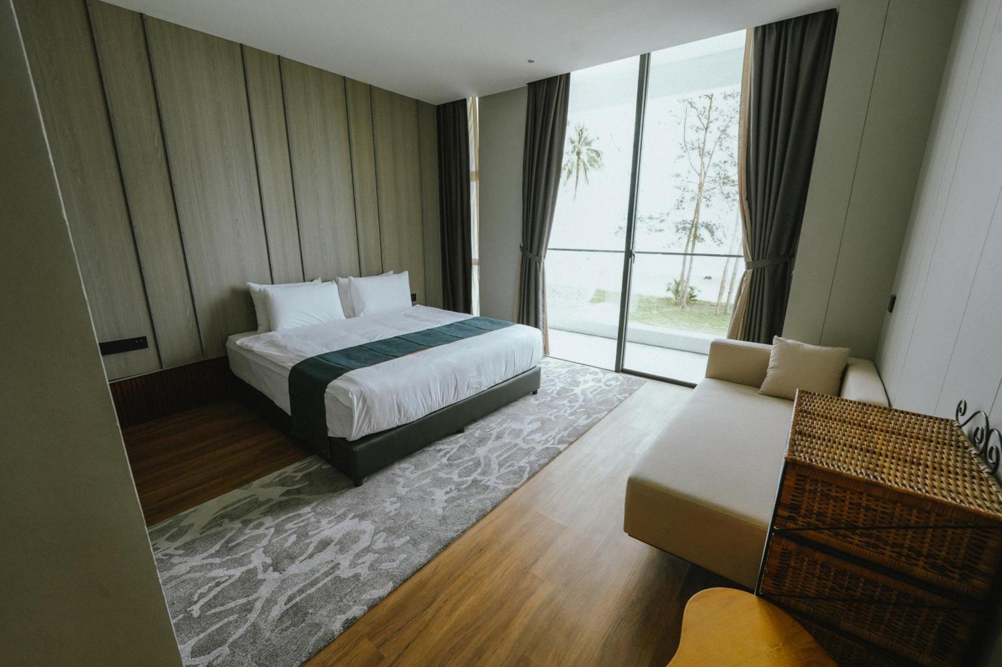 Roxy Beach Resort Sematan Esterno foto