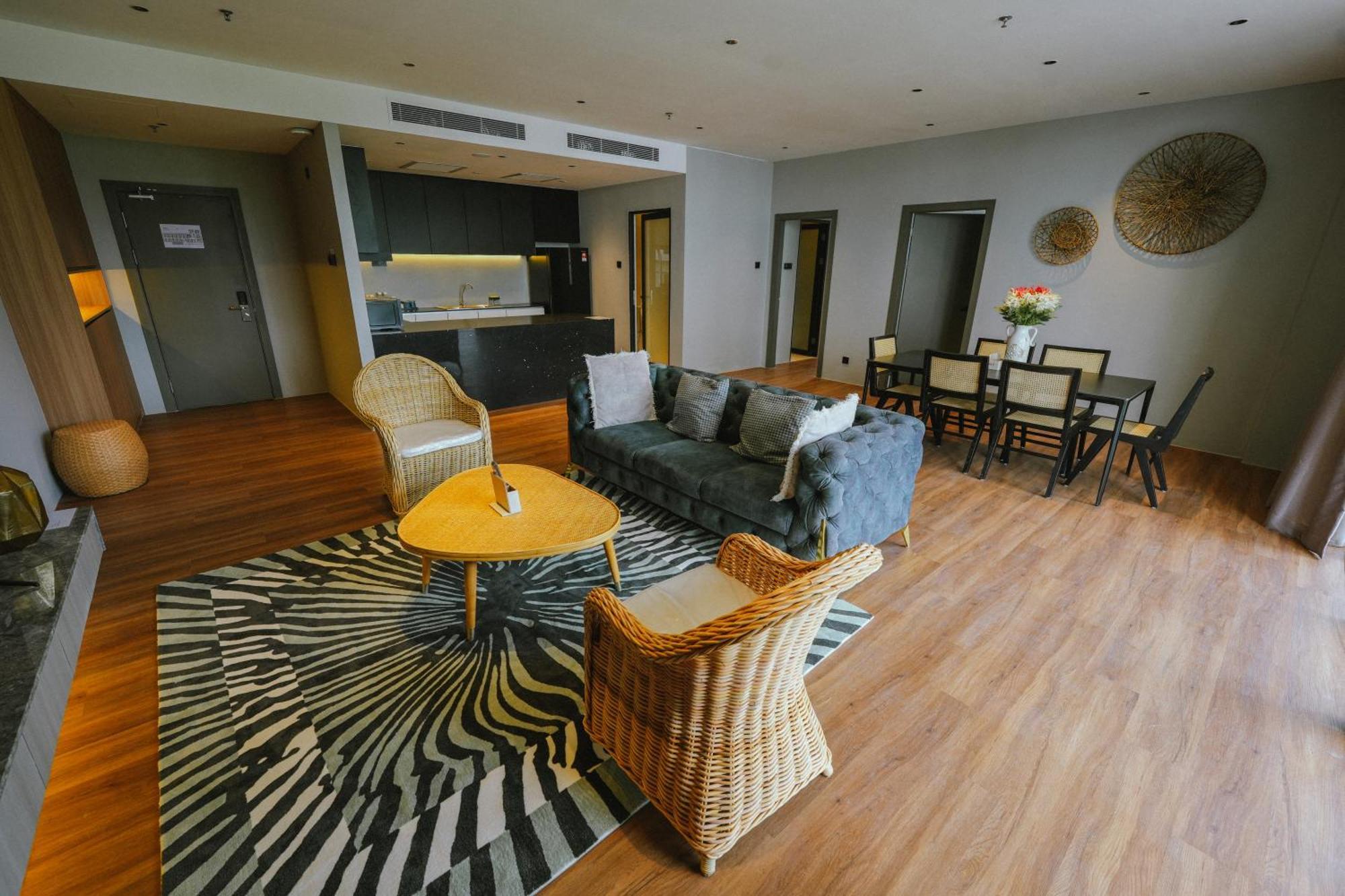 Roxy Beach Resort Sematan Esterno foto