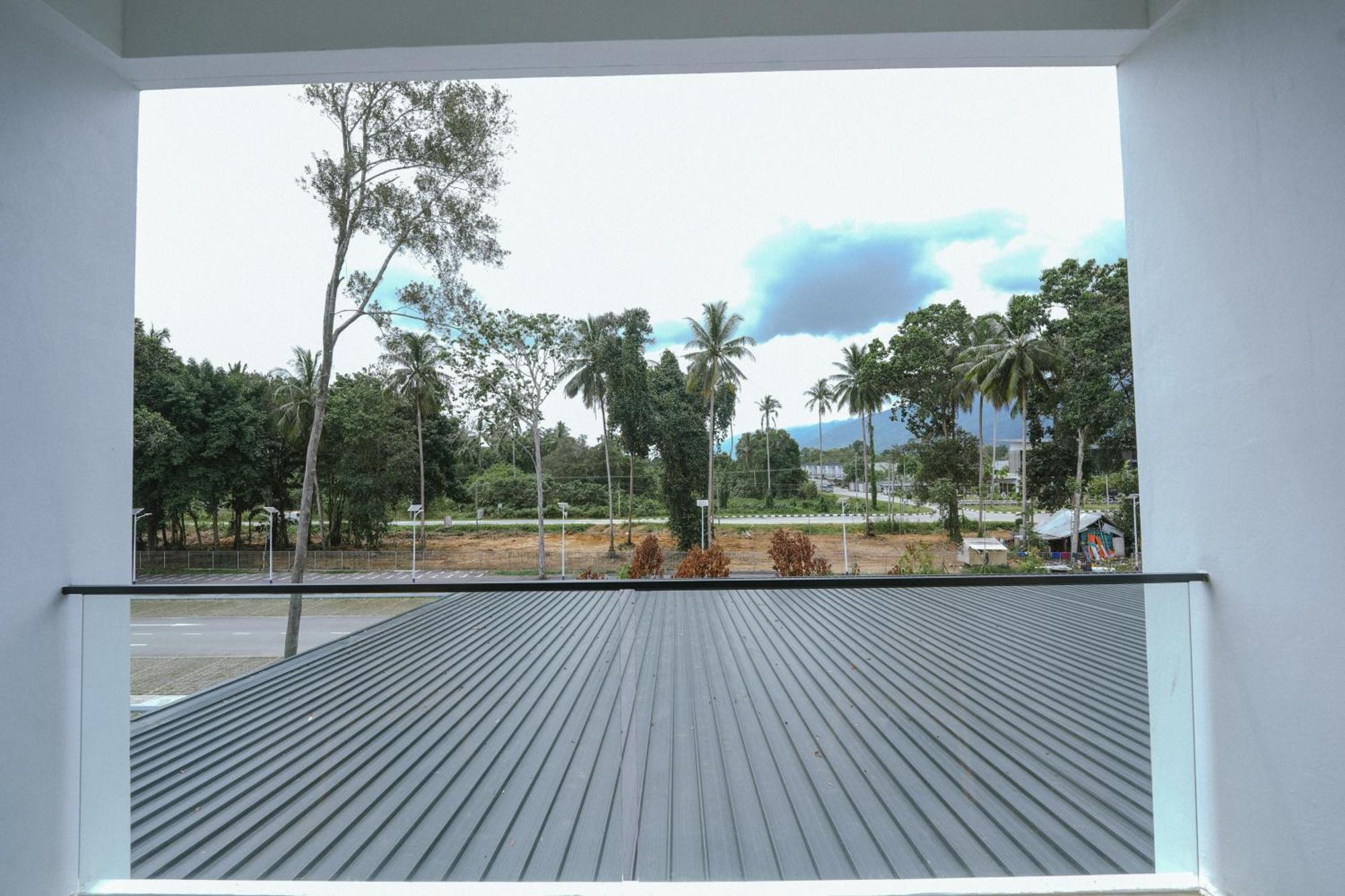 Roxy Beach Resort Sematan Esterno foto