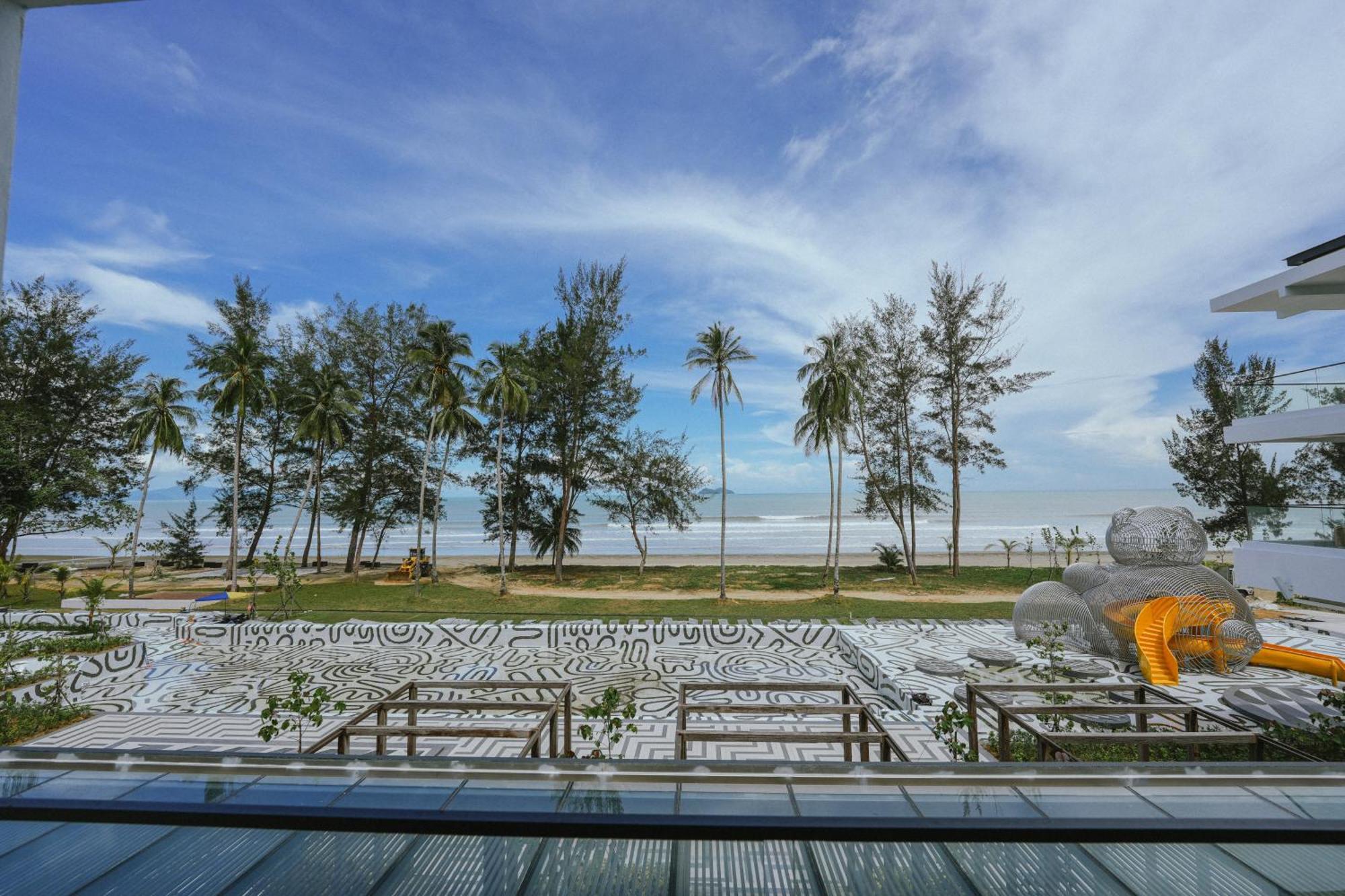 Roxy Beach Resort Sematan Esterno foto